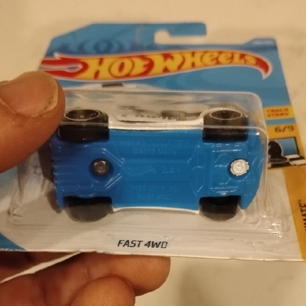 Fast 4WD Toy Car - White and Blue - Picture 7 of 8